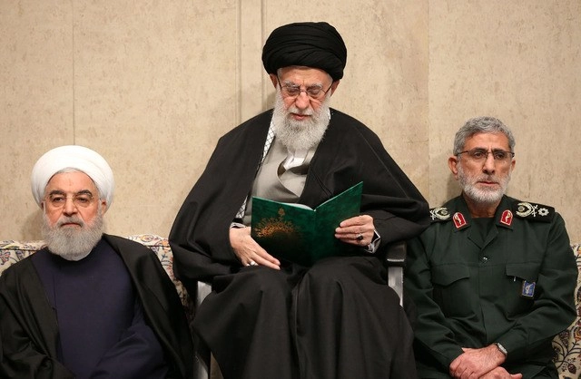 El ayatola Ali Jamenei, el presidente de Irán, Hassan Rohani, y el nuevo comandante de las Fuerzas Islámicas Revolucionarias, Esmail Qaani, durante una ceremonia en honor del general Qasem Soleimani, hoy en Teherán. Foto Afp