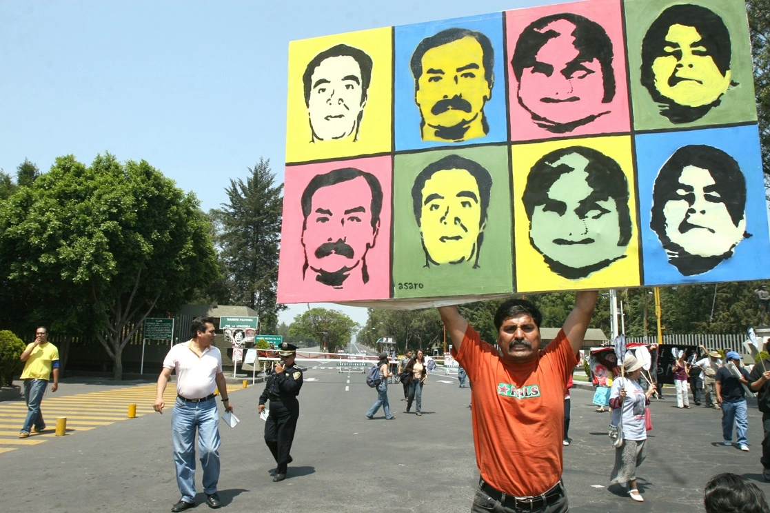 En 2008, una de las muchas protestas que han hecho parientes de desaparecidos frente a las instalaciones militares. Foto 'La Jornada'