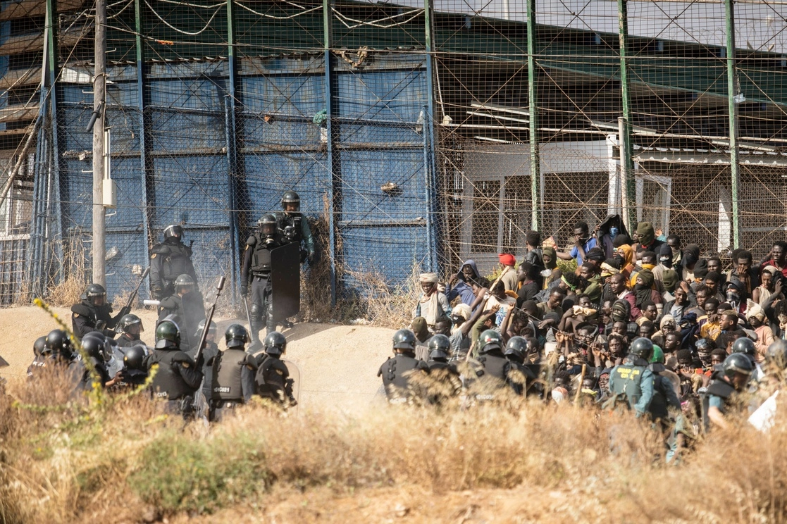Migrantes llegan a suelo español y cruzan las vallas que separan el enclave español de Melilla de Marruecos en España, el 24 de junio de 2022. Foto Ap