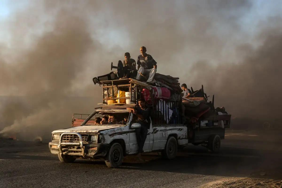 Palestinos huyen en el norte del enclave mientras tanques israelíes se adentraron ayer en la ciudad de Gaza y detonaron vehículos cargados de explosivos en suburbios aledaños. La Asociación Internacional de Académicos sobre el Genocidio determinó que Tel Aviv lo perpetra en la franja. En tanto, la Global Sumud Flotilla volvió a salir de Barcelona después de haber tenido que regresar por el mal tiempo. 