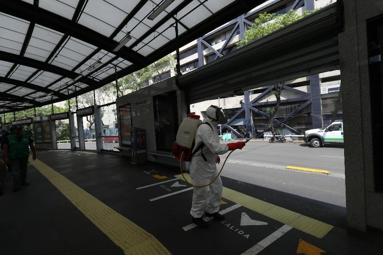 Labores de sanitización en la Glorieta de Insurgentes durante la emergencia sanitaria para prevenir propagación de Covid-19. Ciudad de México. Foto Yazmín Ortega Cortés