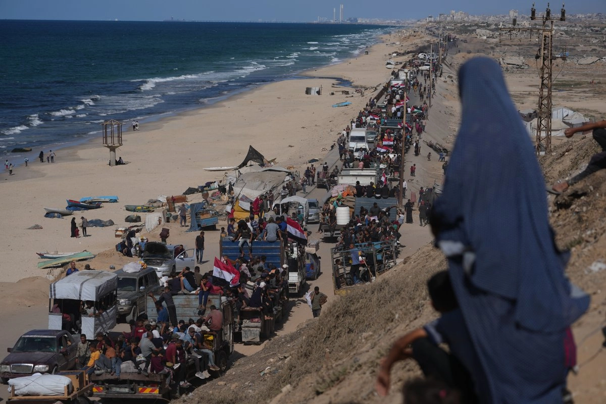 Palestinos desplazados viajan en camiones sobre la carretera costera cerca de Wadi Gaza, en el centro de la franja de Gaza, el sábado 11 de octubre de 2025. Foto 