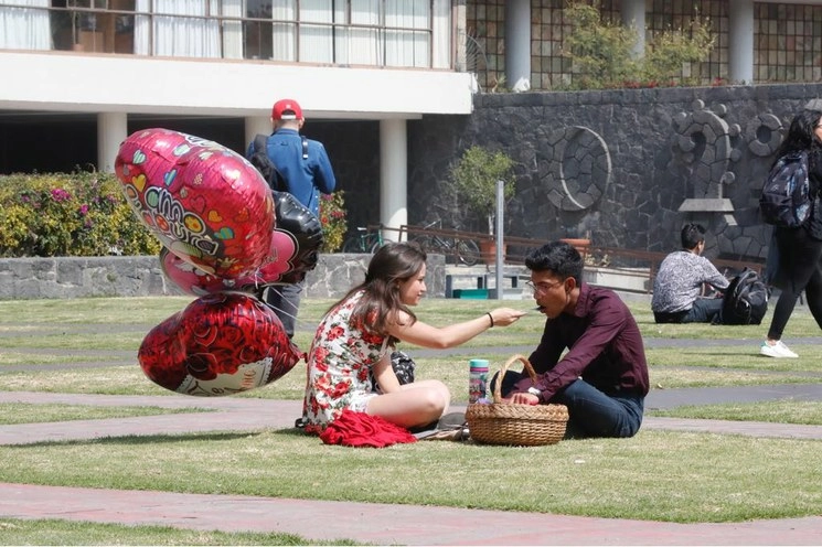 Una pareja celebra el Día San Valentín en Ciudad Universitaria. Foto Carlos Ramos Mamahua / Archivo 