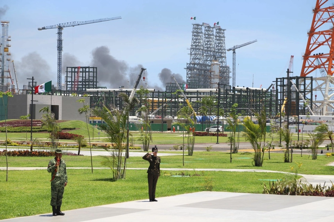 Durante la inauguración de la primera etapa constructiva de la refinería “Olmeca” Dos Bocas. Foto Cuartoscuro / Archivo 