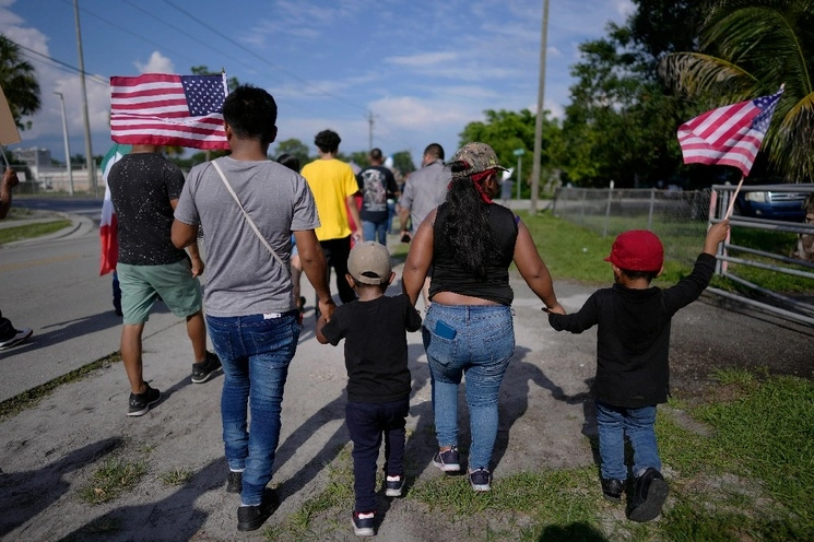 Familias migrantes en Florida en imagen de archivo. Foto Ap
