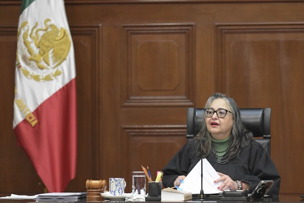 La ministra presidenta de la SCJN, Norma Piña, fue recibida afuera de su oficina con aplausos y vítores de trabajadores de ese máximo tribunal del país, en respaldo a la decisión que formalizó ayer de renunciar al cargo. 