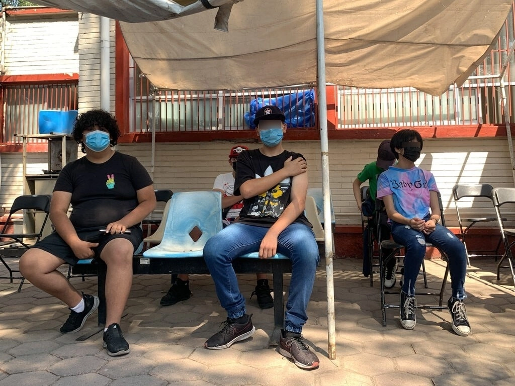 Vacunación a menores de 12 a 17 años en el Centro de Salud T-III Beatriz Velasco de Alemán, de la alcaldía Venustiano Carranza. Foto Pablo Ramos