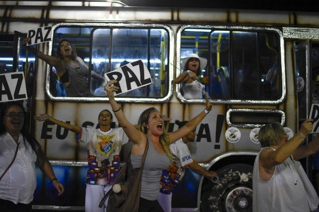 Miembros de la escuela de samba Uniao da Ilha, durante la primera noche del desfile del Carnaval de Río de Janeiro. Foto Afp 