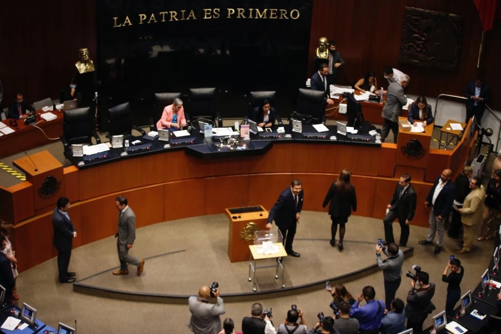 Senadores realizan una votación por cédula para elegir a dos integrantes para el INAI durante la sesión en el recinto legislativo, en la Ciudad de México, el 1 de marzo de 2023. Foto José Antonio López