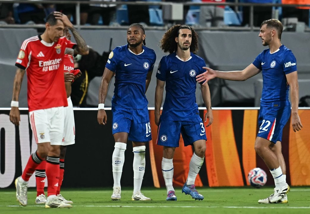 El delantero francés del Chelsea #18 Christopher Nkunku, el defensa español del Chelsea #03 Marc Cucurella y el centrocampista inglés del Chelsea #22 Kiernan Dewsbury-Hall reaccionan al final del partido de octavos de final de la Copa Mundial de Clubes de la FIFA 2025 entre el Benfica de Portugal y el Chelsea de Inglaterra en el Bank of America Stadium en Charlotte el 28 de junio de 2025.  Foto
