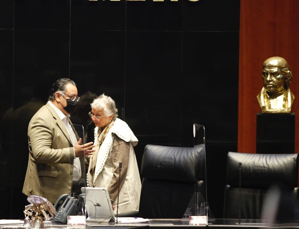 El senador Gabriel García Hernández y la presidenta del Senado, Olga Sánchez Cordero, en la sesión del 26 de octubre de 2021. Foto Guillermo Sologuren