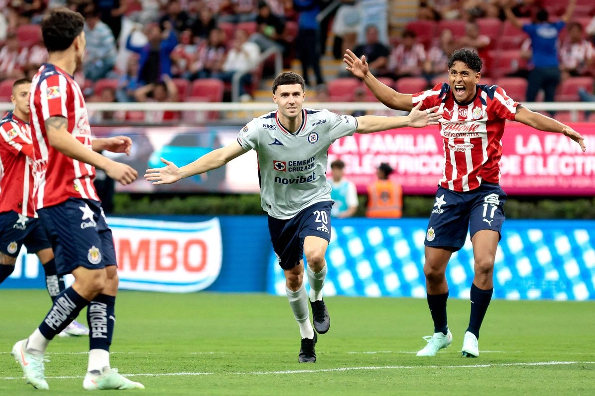 El argentino José Paradela marcó su primer gol como futbolista de Cruz Azul en el triunfo de La Máquina ante Chivas, en el estadio Akron. Foto