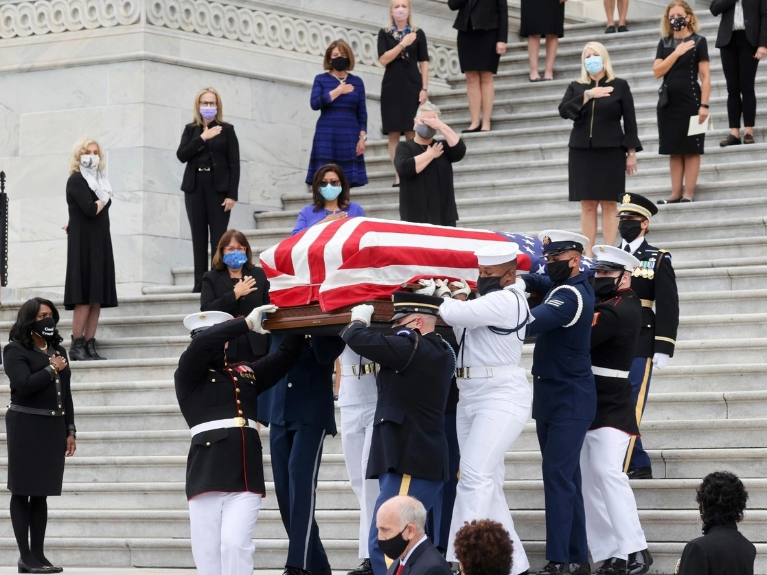 La jueza de la Corte Suprema de Estados Unidos Ruth Bader Ginsburg, una defensora de la igualdad de género, volvió a hacer historia este viernes cuando se convirtió en la primera mujer y la primera judía en ser velada con una capilla ardiente en el Capitolio. Foto Ap
