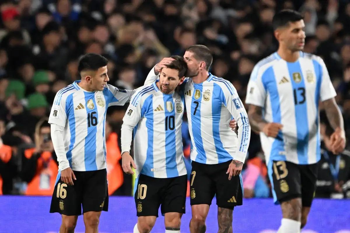 El delantero argentino Lionel Messi (2.º por la izq.) celebra con sus compañeros tras anotar el primer gol de su equipo durante el partido de clasificación sudamericana para la Copa Mundial de la FIFA 2026 entre Argentina y Venezuela en el estadio Más Monumental de Buenos Aires el 4 de septiembre de 2025.  Foto