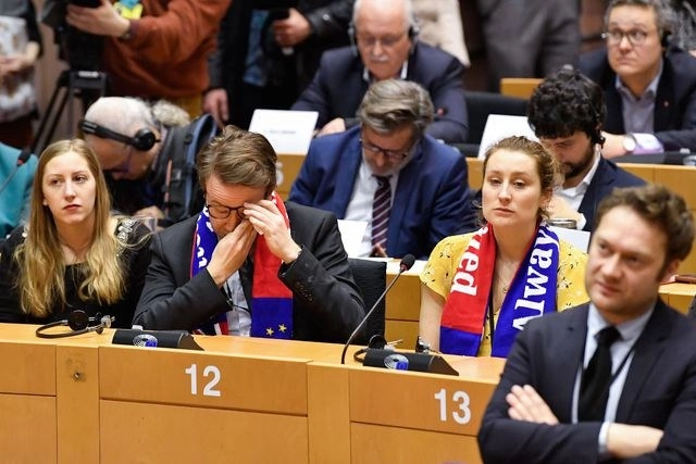 Eurodiputados en lágrimas se abrazan con el Himno de la Alegría de fondo, en una jornada especial que marca la marcha de los parlamentarios británicos. Foto Afp 