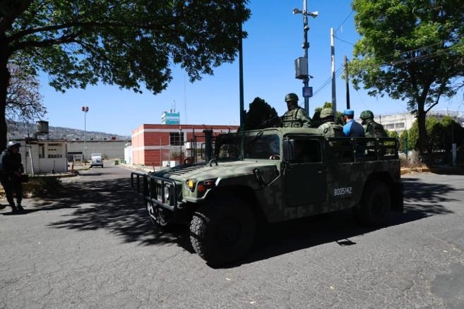 Elementos de la Guardia Nacional realizan recorridos a los alrededores del Reclusorio Sur, luego de que tres internos se fugaran esta madrugada. Foto Alfredo Domínguez 