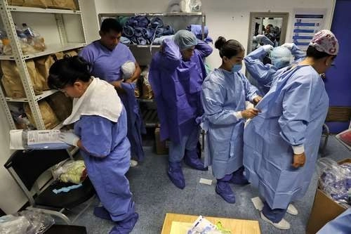 Los profesionistas de atención médica enfrentan la misión crucial de encarar la epidemia del virus para el que no hay cura ni tratamiento: deben proteger su propia vida con ropa especial, que muchas veces se han resignado a comprar de sus propios ingresos. Foto Marco Peláez