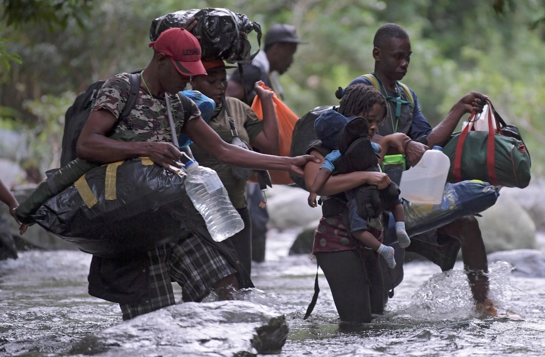 Familias de haitianos atraviesan la selva colombiana del Darién a pie hacia la frontera panameña, encontrando todo tipo de peligrosel 26 de septimebre de 2021. Foto Afp 