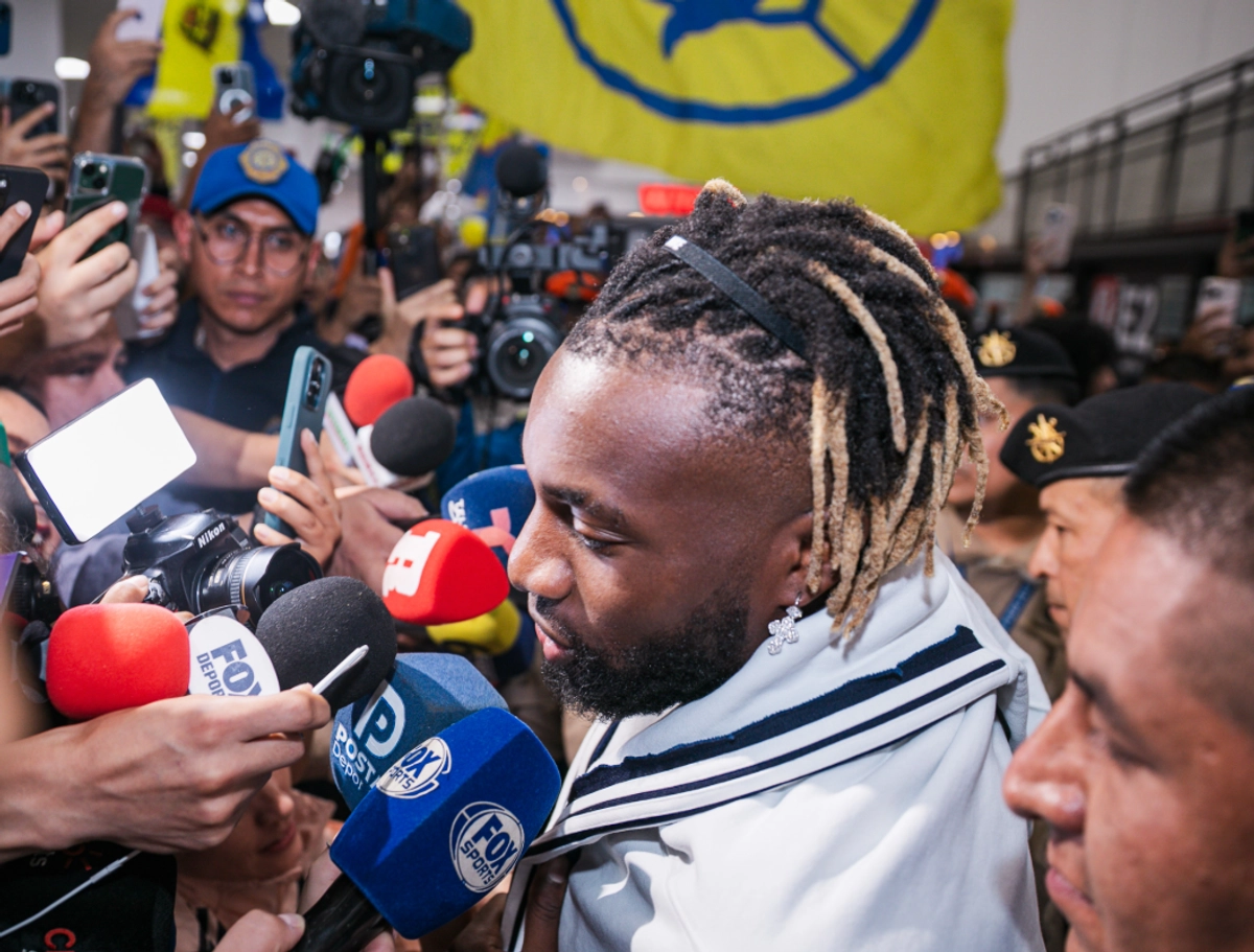 Rodeado por decenas de aficionados que corearon su nombre, el delantero francés Allan Saint-Maximin fue recibido este viernes al llegar a la Ciudad de México. Foto