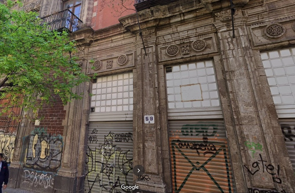 E
n República de El Salvador 59 se levanta una sobria pero elegante construcción barroca tristemente deteriorada. Imagen tomada de Google Maps