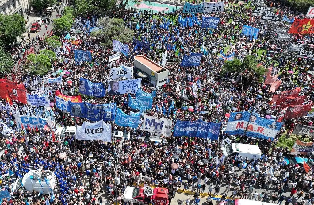Argentinos revivieron ayer los cacerolazos en medio de represión de las manifestaciones. La imagen, en Buenos Aires. Foto Xinhua
