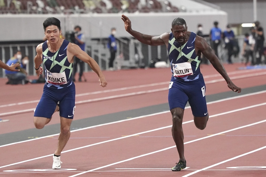 El estadunidense Justin Gatlin se impuso en los 100 metros planos con tiempo de 10.24 segundos, en una carrera de prueba de atletismo en el Estadio Nacional de Tokio, el 9 de mayo de 2021. Foto Ap