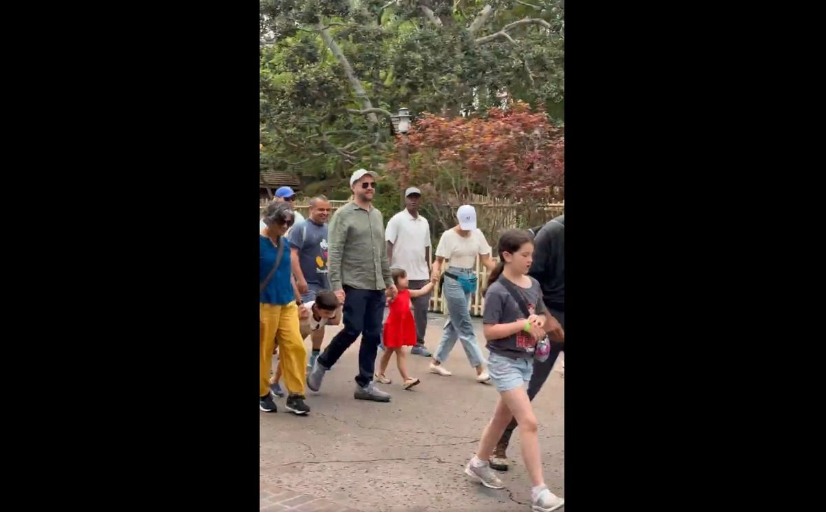 Se vio a la Segunda Familia caminando de la mano, rodeada de lo que parecían ser agentes del Servicio Secreto vestidos informalmente. Foto