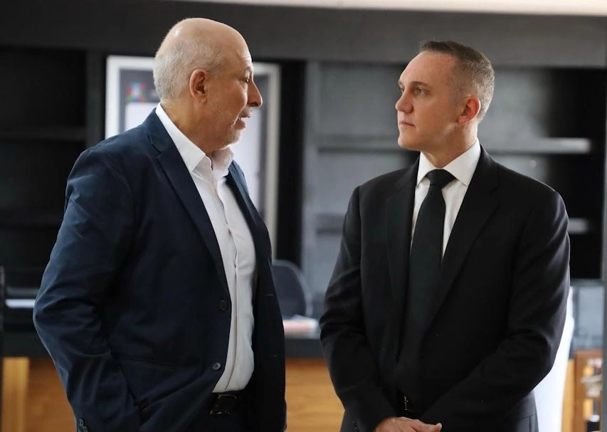 Adrián Rubalcava tomó posesión como nuevo director del Metro, en lugar de Guillermo Calderón (izquierda), quien será asesor del gobierno capitalino en materia de movilidad. Trabajadores del sindicato lamentaron que un equipo inexperto en estos temas y sin conocimientos técnicos pueda ocupar puestos claves, lo que afectará el servicio, que de por sí enfrenta grandes retos. Foto 