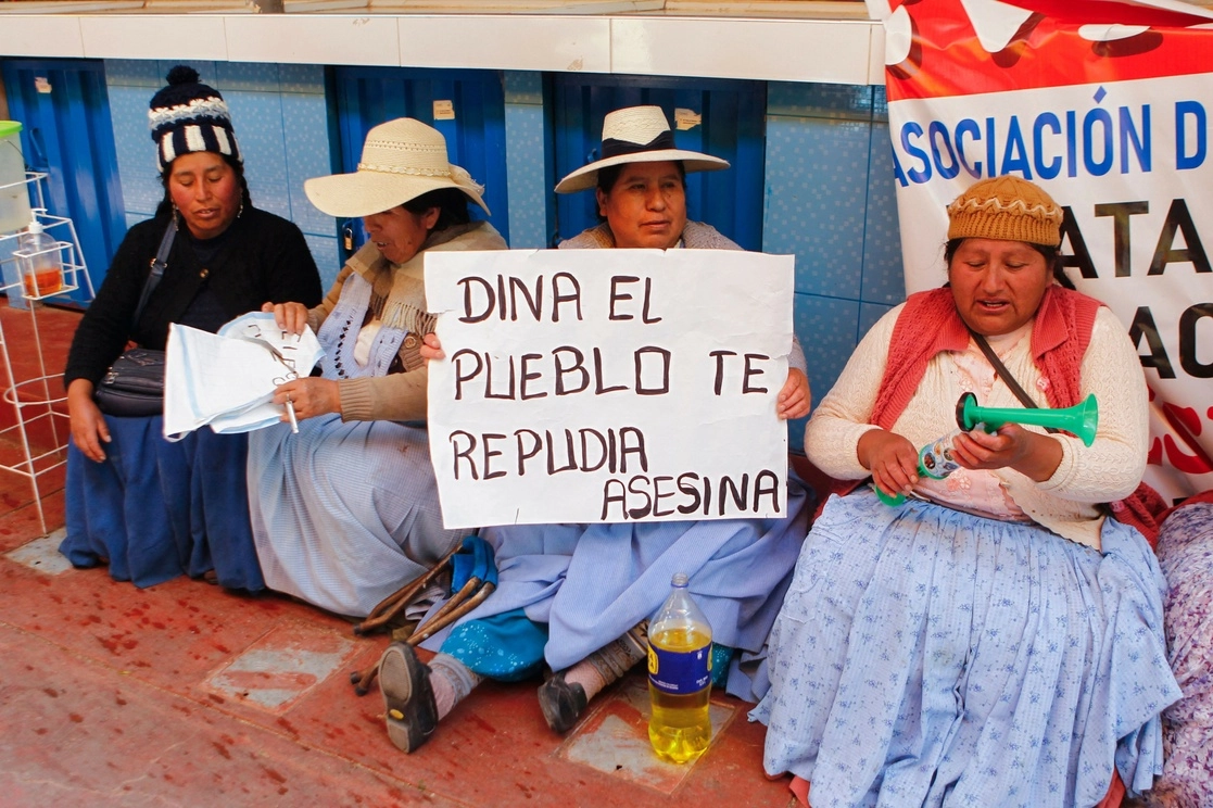 Partidarios del ex presidente peruano Pedro Castillo realizan una manifestación exigiendo su liberación. Foto Afp