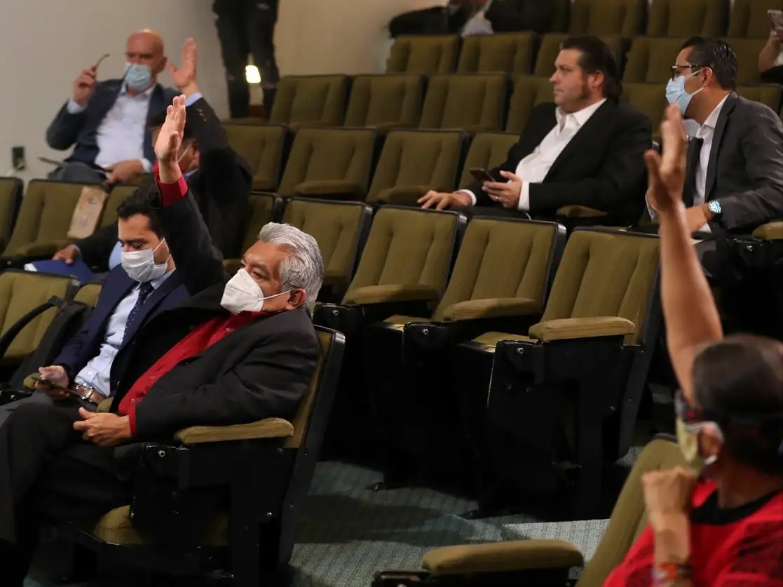 La Comisión de Puntos Constitucionales Segunda aprobó por seis a tres votos el dictamen que desaparece 109 fideicomisos. En la imagen, los senadores durante la votación. Foto José Antonio López