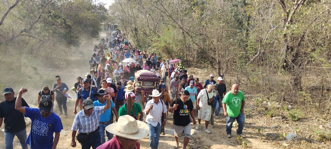 Familiares, amigos, vecinos, pobladores de los Bienes Comunales de Cacahuatepec, así como integrantes de organizaciones sociales, participaron en el sepelio de Marco Antonio Suástegui Muñoz, en la comunidad de Cacahuatepec, en Acapulco, Guerrero. Foto 