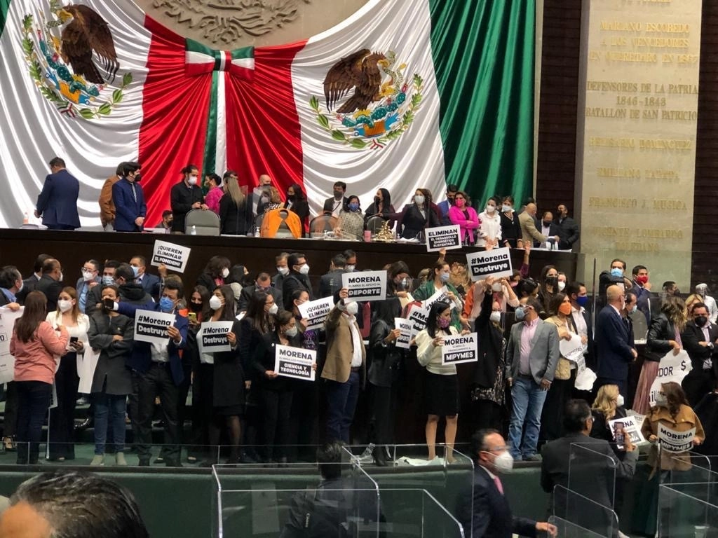 La interrupción fue considerada por la bancada como "actos violentos y antidemocráticos ejercidos por diputadas y diputados de la oposición." Foto La Jornada 