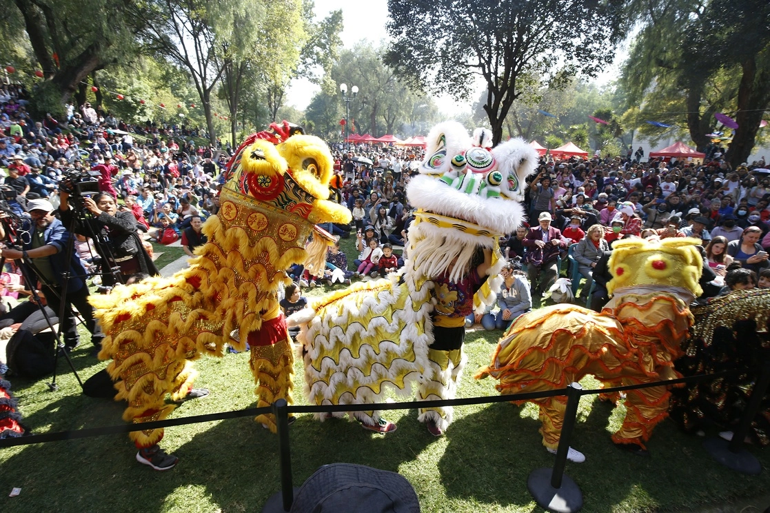 Leones y guardianes danzaron en los jardines del Cenart para la celebración más importante de China. Foto María Luisa Severiano
