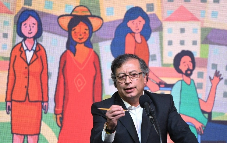El “primer gobierno popular en la historia de Colombia”, como le gusta definirlo al presidente Gustavo Petro, cumple hoy un año. En imagen de la semana pasada, durante un encuentro con líderes de la guerrilla del ELN y organizaciones civiles en Bogotá. Foto Afp 