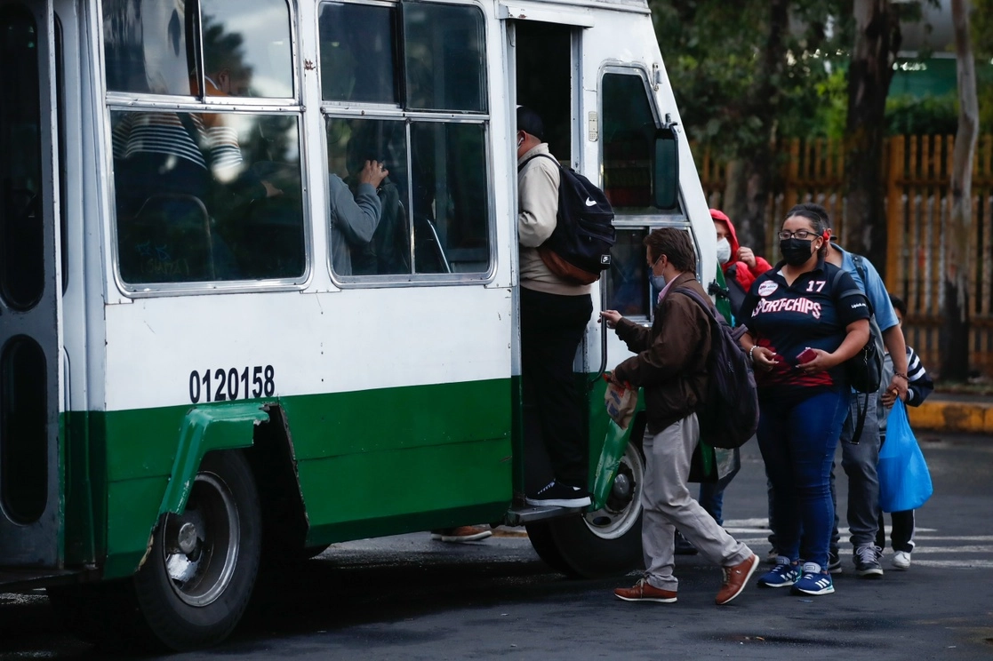 Los microbuses modelo 1990, que sustituyeron a las combis, son los que abundan. Foto Víctor Camacho