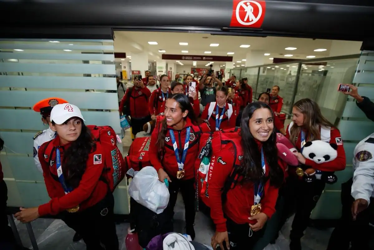 “Sí se pudo, sí se pudo”, cantaron amigos, familiares y pasajeros mientras las vencedoras de la final contra EU (26-21) mostraron las medallas que con las que han elevado su jerarquía mundial. Foto