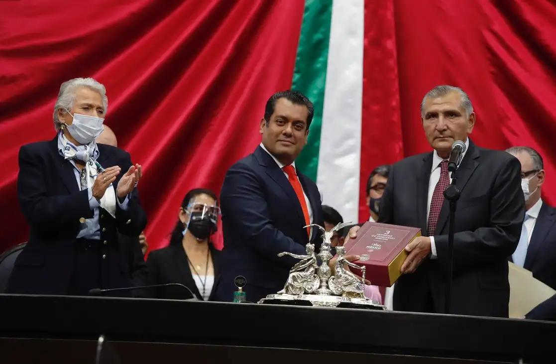 El titular de Segob, Adán Augusto López (der) entrega al presidente de la mesa directiva de San Lázaro, Sergio Gutiérrez (c) el Tercer Informe de Gobierno del presidente López Obrador. Foto Cristina Rodríguez