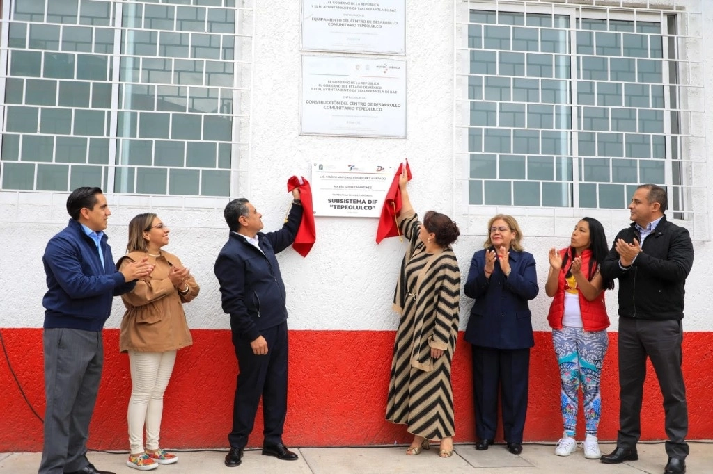  El alcalde Marco Antonio Rodríguez Hurtado durante la entrega de inmuebles. Foto La Jornada
