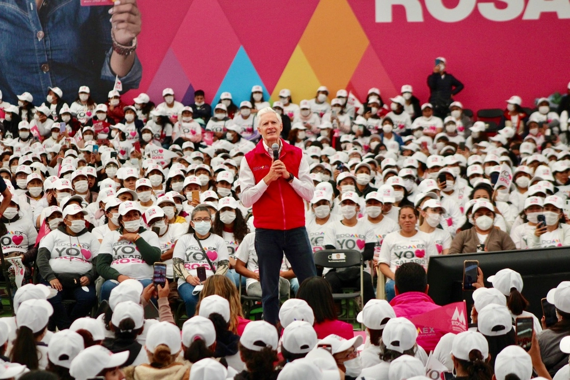El gobernador mexiquense, Alfredo del Mazo Maza, llevó a cabo la entrega de 5 mil tarjetas del Salario Rosa a mujeres de 11 municipios. Foto Javier Salinas Cesáreo