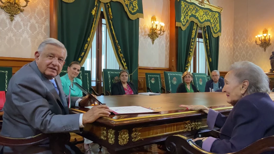 El presidente López Obrador y Laura Bosques, hija del reconocido diplomático, al momento de recibir el reconocimiento a la labor, el 30 de agosto de 2022. Imagen tomada de un video difundido a través del Twitter de @lopezobrador_