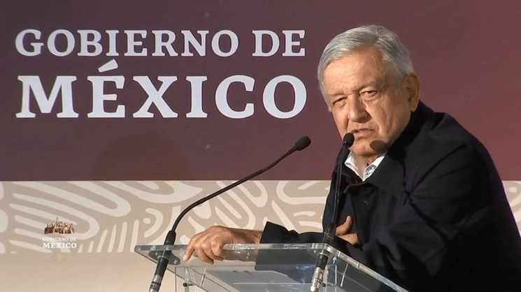 El presidente Andrés Manuel López Obrador durante la  entrega de certificados a becarios graduados del programa Jóvenes Construyendo el Futuro en Coahuila. Fotograma tomado del video publicado en la página de Facebook @gobmexico