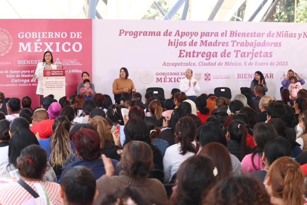 La titular de Bienestar, Ariadna Montiel encabezó la entrega de apoyos. Foto Secretaría del Bienestar