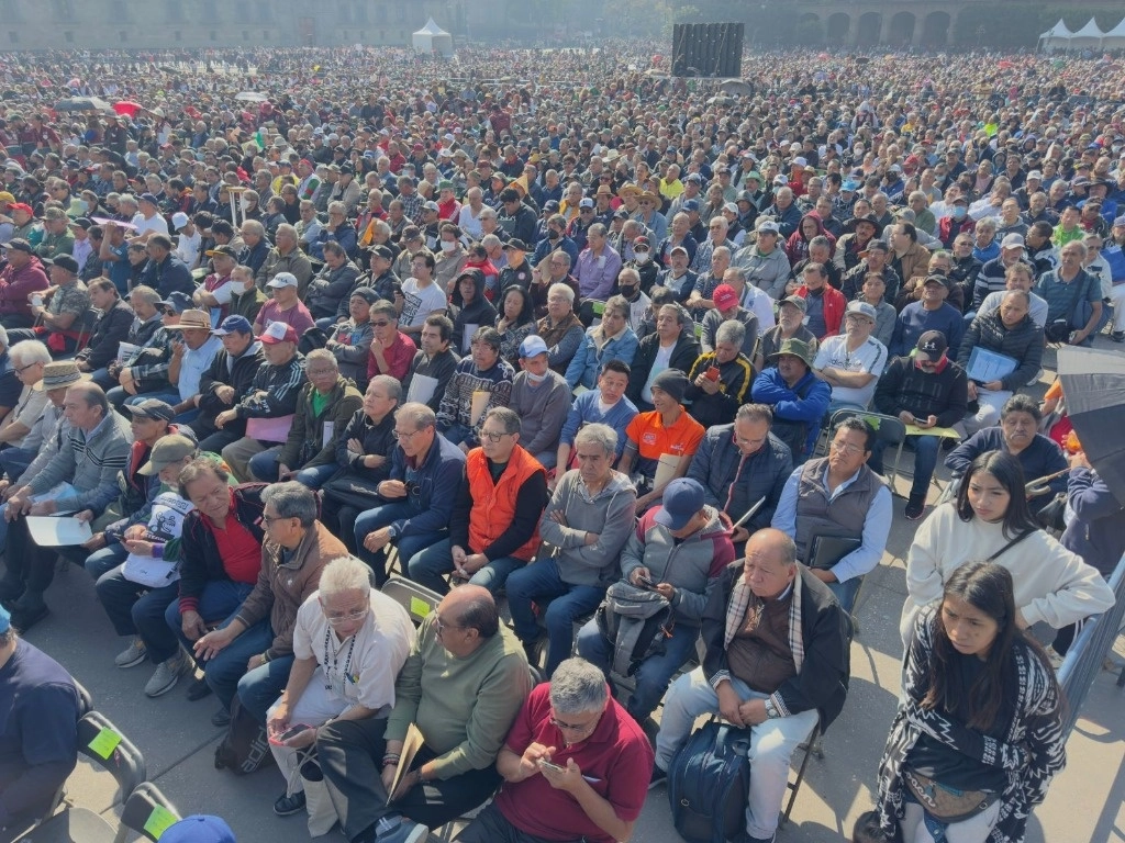 La jefa de Gobierno de la Ciudad de México, Clara Brugada Molina, entregó apoyos del programa social de pensión a hombres de 60 a 64 años de edad en la Plaza de la Constitución.Foto Roberto García Ortiz