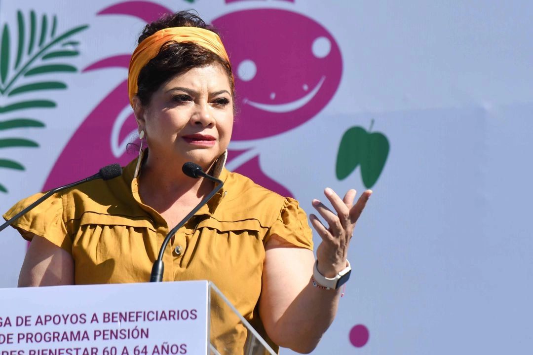 Clara Brugada, jefa de Gobierno, encabezó la entrega de apoyos a beneficiarios del programa "Pensión hombres bienestar, 60, 64 años", evento realizado en el zócalo capitalino.