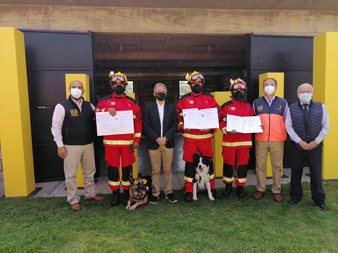 Binomios caninos certificados junto con sus instructores. Foto Cortesía DGAPSU