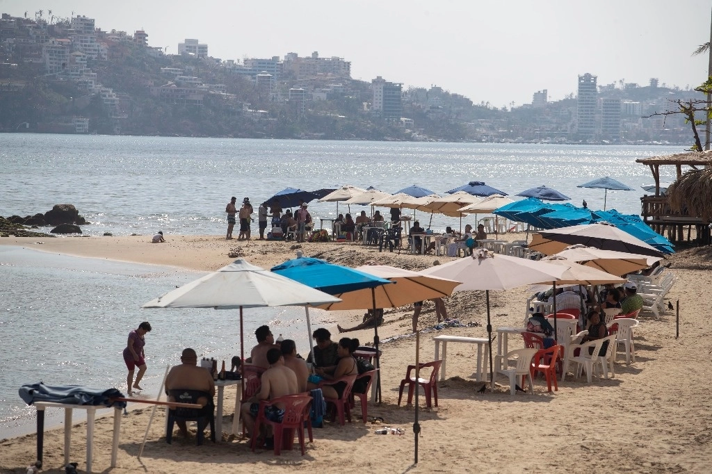 Tursitas en una playa del puerto de Acapulco, el 11 de noviembre de 2023. Foto Alfredo Domínguez
