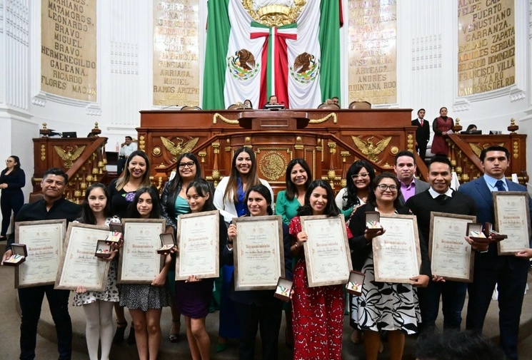 El congreso capitalino entregó la Medalla al Mérito Juvenil 2022. Foto tomada de la cuenta de Twitter @Congreso_CdMex