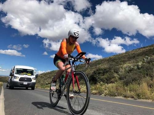 En imagen de archivo, Lorena Olvera durante una prueba de ultratriatlón. Foto cortesía de la ultradistancista