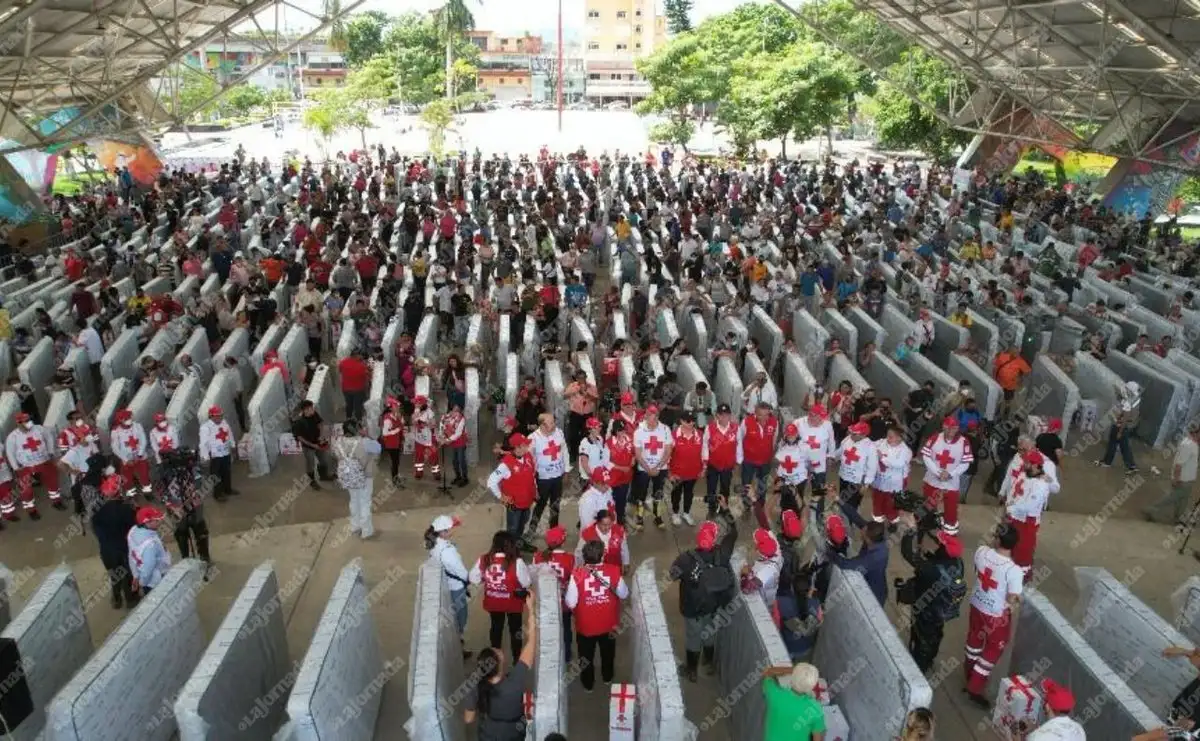 Para enfrentar la situación de emergencia que provocaron las recientes inundaciones en Poza Rica y otras zonas del norte de Veracruz, la Cruz Roja Mexicana (CRM) entregó este viernes más de 76 toneladas de ayuda a personas damnificadas. Foto