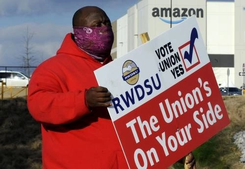 El presidente de Estados Unidos, Joe Biden, expresó su simpatía con los trabajadores de una instalación de Amazon en Bessemer, Alabama, quienes tratan de formar un sindicato. Foto Ap